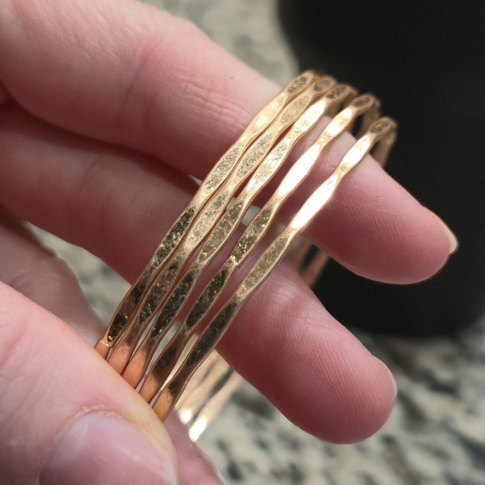 💎 Set of 5 Textured Gold Bangles – Forever 21 - Stocking Stuffer, Holiday Gift - Picture 3 of 5